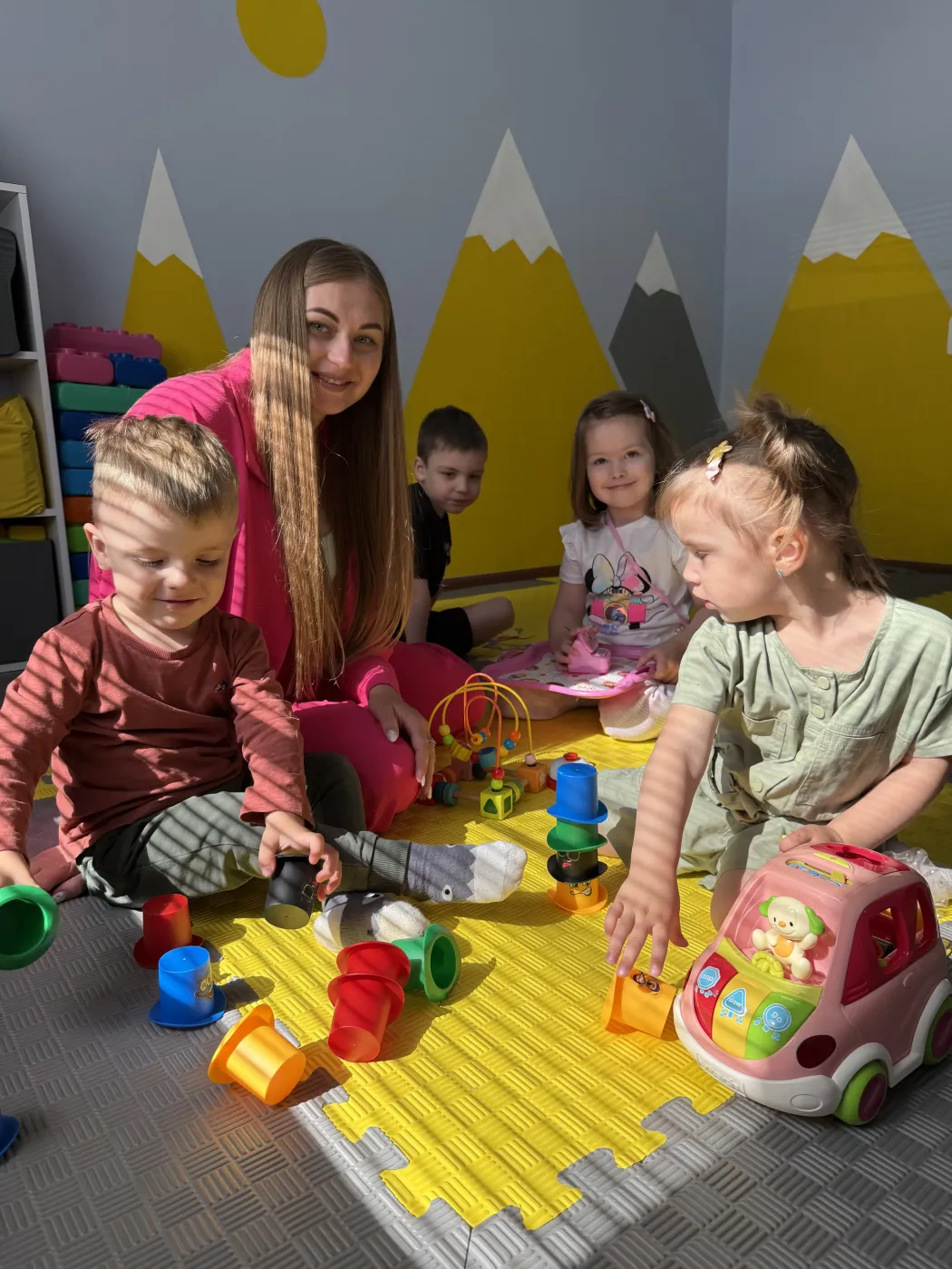 Вихователька грається з дітьми у приватному дитячому садку Flash Kids, Лівий берег Дніпра